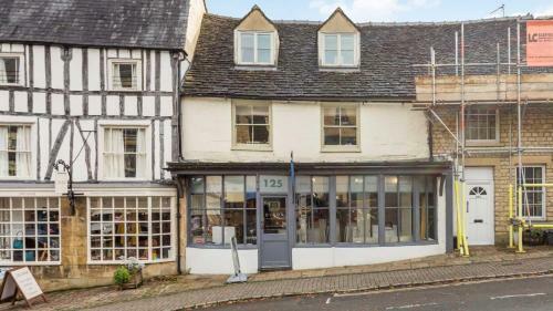 Modern Apartment Off Burford High Street
