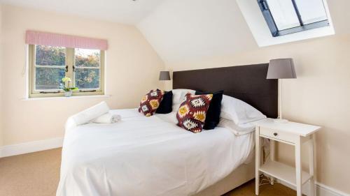 Modern Apartment Off Burford High Street