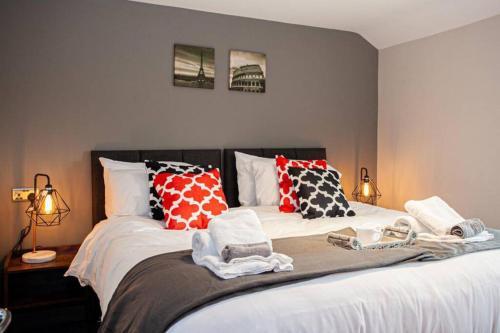 Spacious Renovated 2 Bed Apartment - Sleeps 6