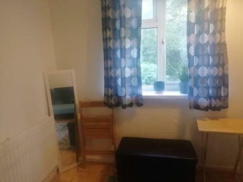 Single Bedroom In A Cozy Maisonette - Bushey