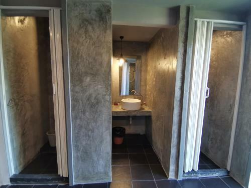 8 Sleeper Street Hostel