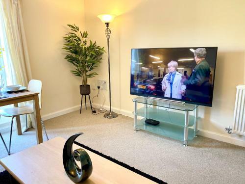 Superior Two-bed Apartment With Free Parking, Cv1 Coventry