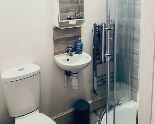 Spacious Four Bedroom Home 3 Bathrooms - Coventry