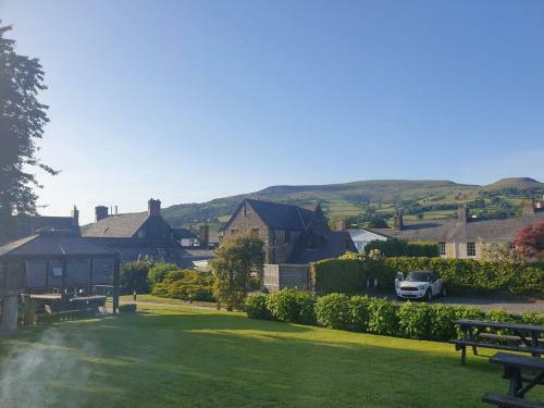 Quaint 2 Bed Cottage In Central Crickhowell