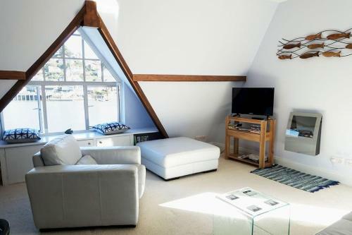 Seascape - Waterfront Apartment, Glorious Views And Parking