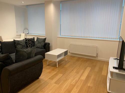 Modern 2 Bed 2 Bath Apartment In Central Croydon!