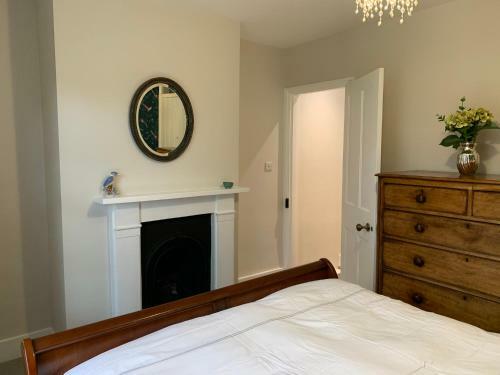 Charming Renovated Cottage In Hartley Wintney