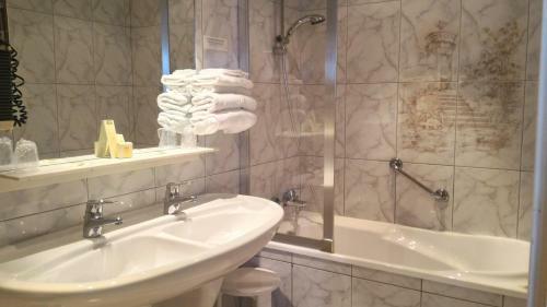 Hotel Logis Arcombelle