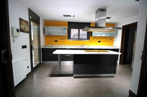 Moderna Casa Con Piscina