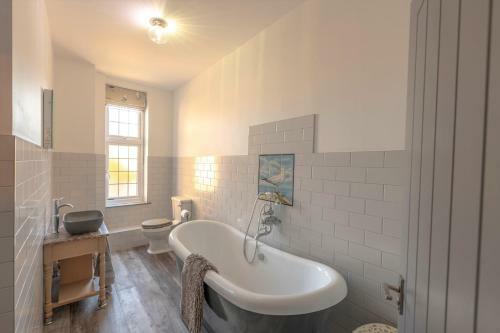 Seaside Breaks - Stylish, Split-level Apartment In Meads Village