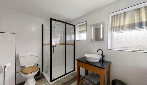 Seaside Breaks - Stylish, Split-level Apartment In Meads Village