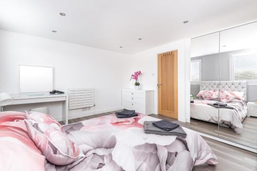 Modern & Minimalist Duplex Apartment, Sleeps 6!