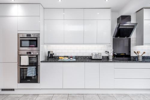 Modern & Minimalist Duplex Apartment, Sleeps 6!