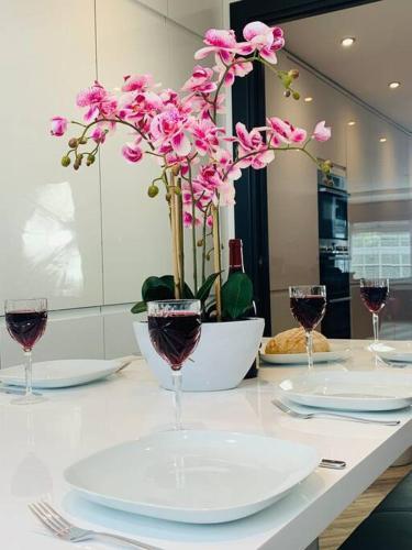 Modern Duplex Apartment With Cinema, Sleeps 6!