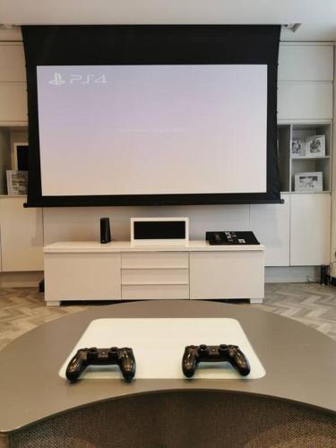 Modern Duplex Apartment With Cinema, Sleeps 6!