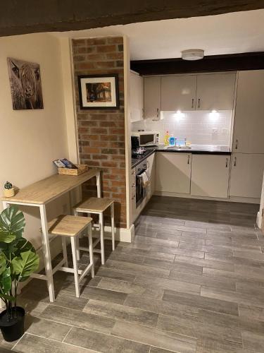 Cosy Riverside Apartment - Woodsmill Quay