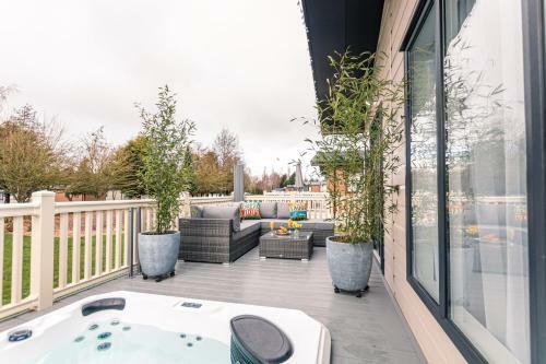 Primrose Lodge With Hot Tub
