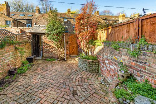 Walby Cottage - By York City Walls