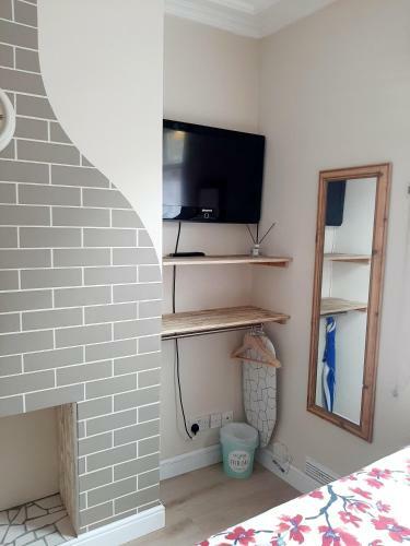 Hostal Salisbury Guest House - Free Parking