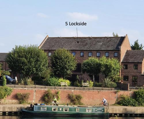 5 Lockside *free Private Parking* *city Centre*
