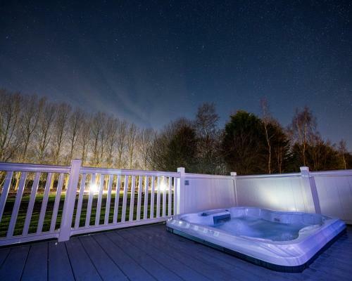 Tarn Lodge With Hot Tub