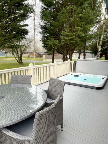 Lotus Lodge With Hot Tub