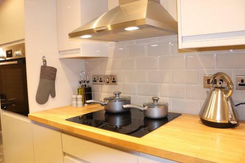 Canal View 2 Bed Picturesque Cottage With Log Fire