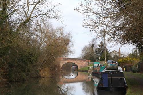 Canal View 2 Bed Picturesque Cottage With Log Fire