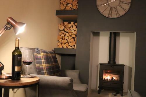 Canal View 2 Bed Picturesque Cottage With Log Fire
