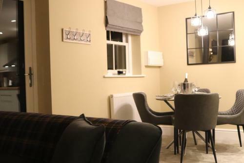 Canal View 2 Bed Picturesque Cottage With Log Fire
