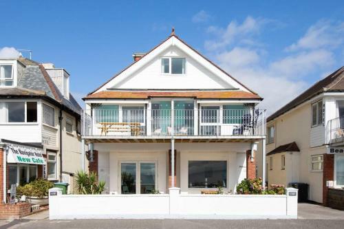Apartamento Absolute Beachfront With Decked Garden Oasis And Views