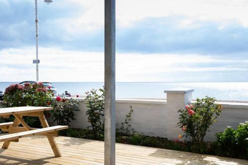 Apartamento Absolute Beachfront With Decked Garden Oasis And Views
