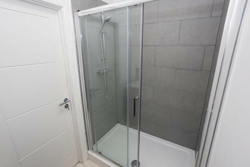Modern 1br Bolton Apartment In Central Location