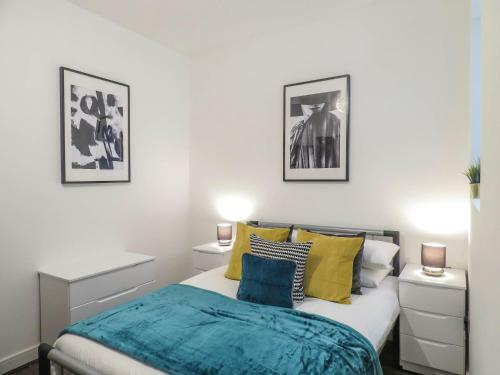 Tudors Esuites Jq Studio Apartment