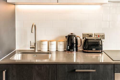 Luxury Apartment - City Centre - Great For Long-term & Contractor Stays