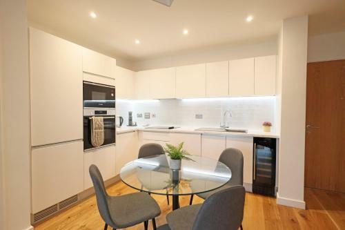 Central 1 Bed Apartment On Quiet Road