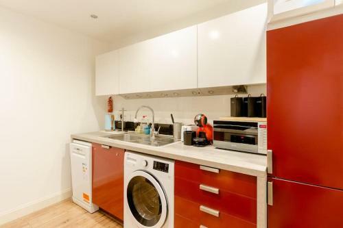 Executive Spacious 1 Bed Apartment With Workspace & Free Parking