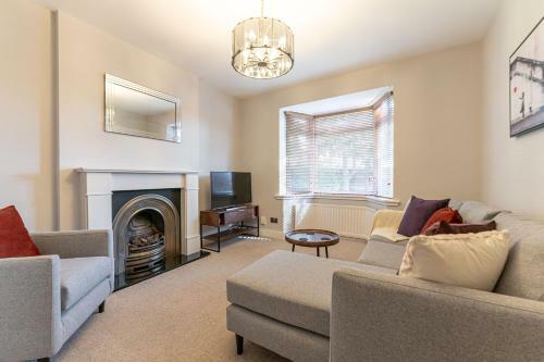 Spacious 3 Bedroom House, 10 Mins To Birmingham