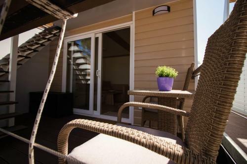 Marina Luxury Houseboat Lavender