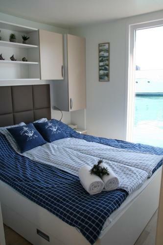 Floating House Marina Royal