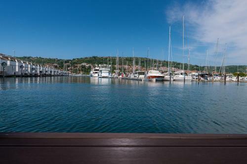 Floating Seahouse Ocean Beauty 1