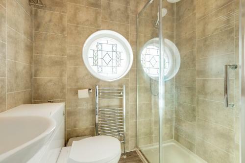Queens Crest By Sasco Apartments