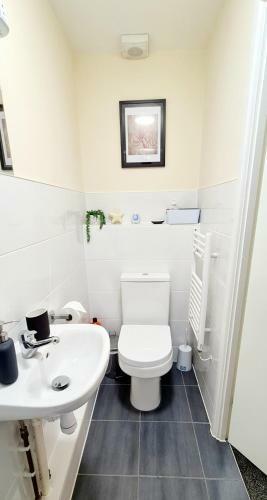 Stunning Apartment With 2 Bedrooms, 2 En-suites, Private Parking