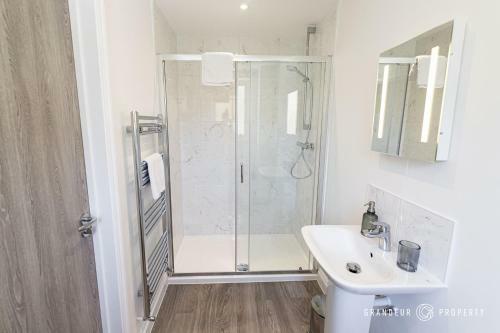 Stunning Apartment, Balcony, Parking, Close To Beach