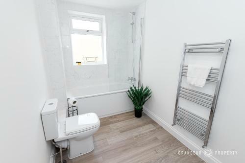 Stunning Apartment, Balcony, Parking, Close To Beach