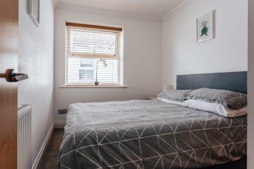 Top Quality Two Bed Apartment Near Beach Front