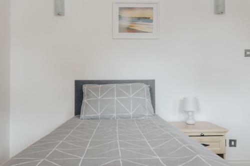Top Quality Two Bed Apartment Near Beach Front