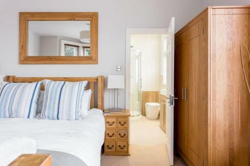 Spacious 2 Bedroom Apartment In Westbourne