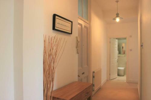Spacious 2 Bedroom Apartment In Westbourne