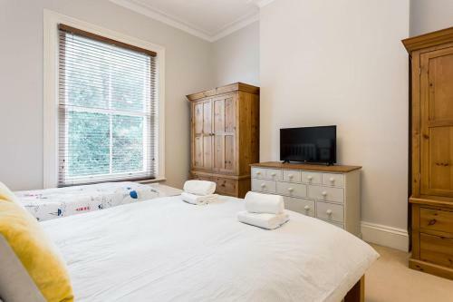 Spacious 2 Bedroom Apartment In Westbourne